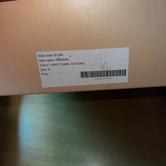 COPY - Calf high boots, just below the knee - Picture 2 of 3